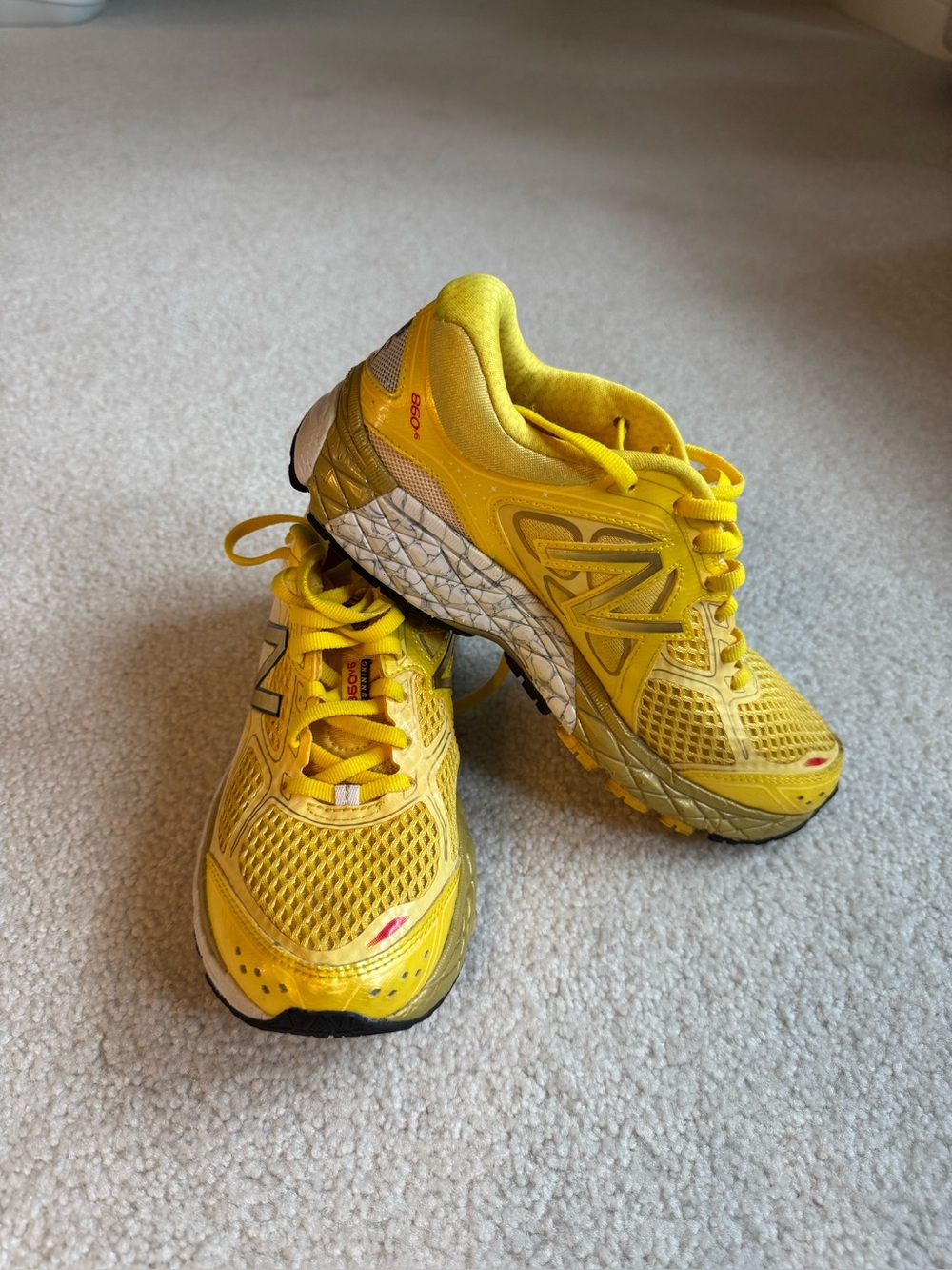 New Balance Womens Rundisney Yellow and gold 860V6 RunningSneakers